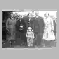 111-3340 Im Jahre 1932  -  Bild Mitte Otto Jermies mit Ehefrau Luise und Sohn Helmut. Familie Jermies zog spaeter nach Poppendorf.JPG